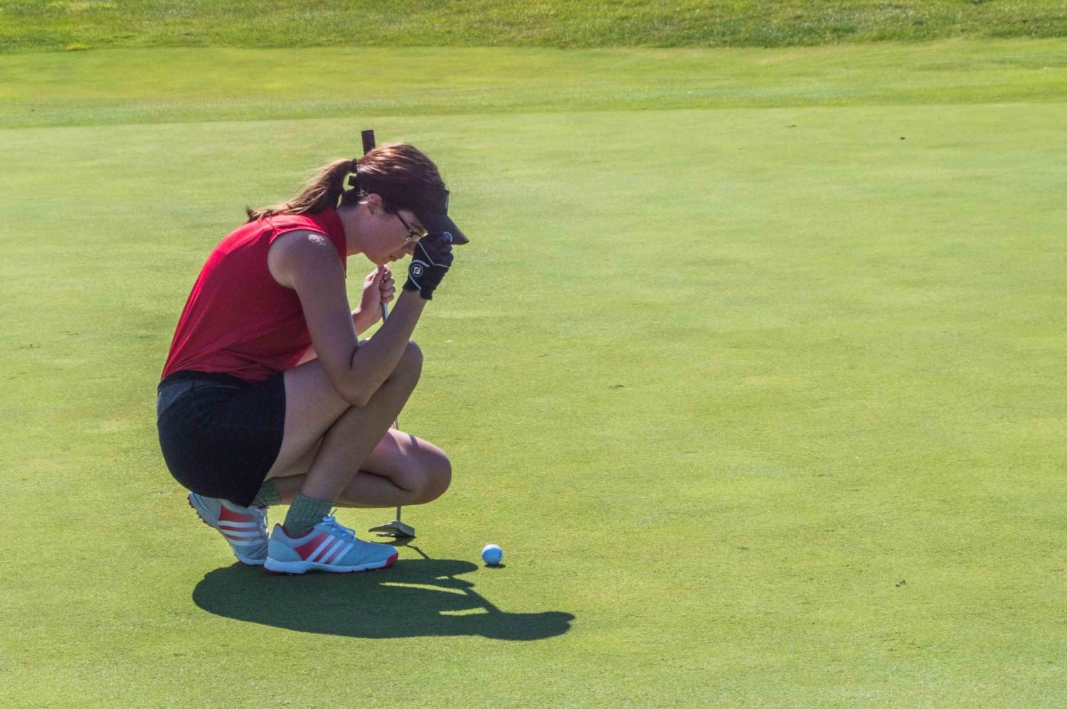 Senior+Sophia+Craig+marks+her+ball+before+putting+at+Southern+Dunes+on+Wednesday%2C+Aug.+9.+The+golf+team+played+Franklin+Community+High+School+and+lost.+