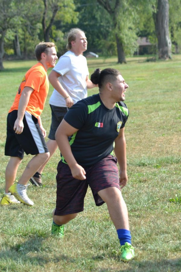 Junior+Jimmy+Elorza+cuts+inward+as+he+prepares+to+catch+the+frisbee+during+practice+on+Sept.+20.+This+is+Elorza%E2%80%99s+second+year+playing+for+the+ultimate+frisbee+team.