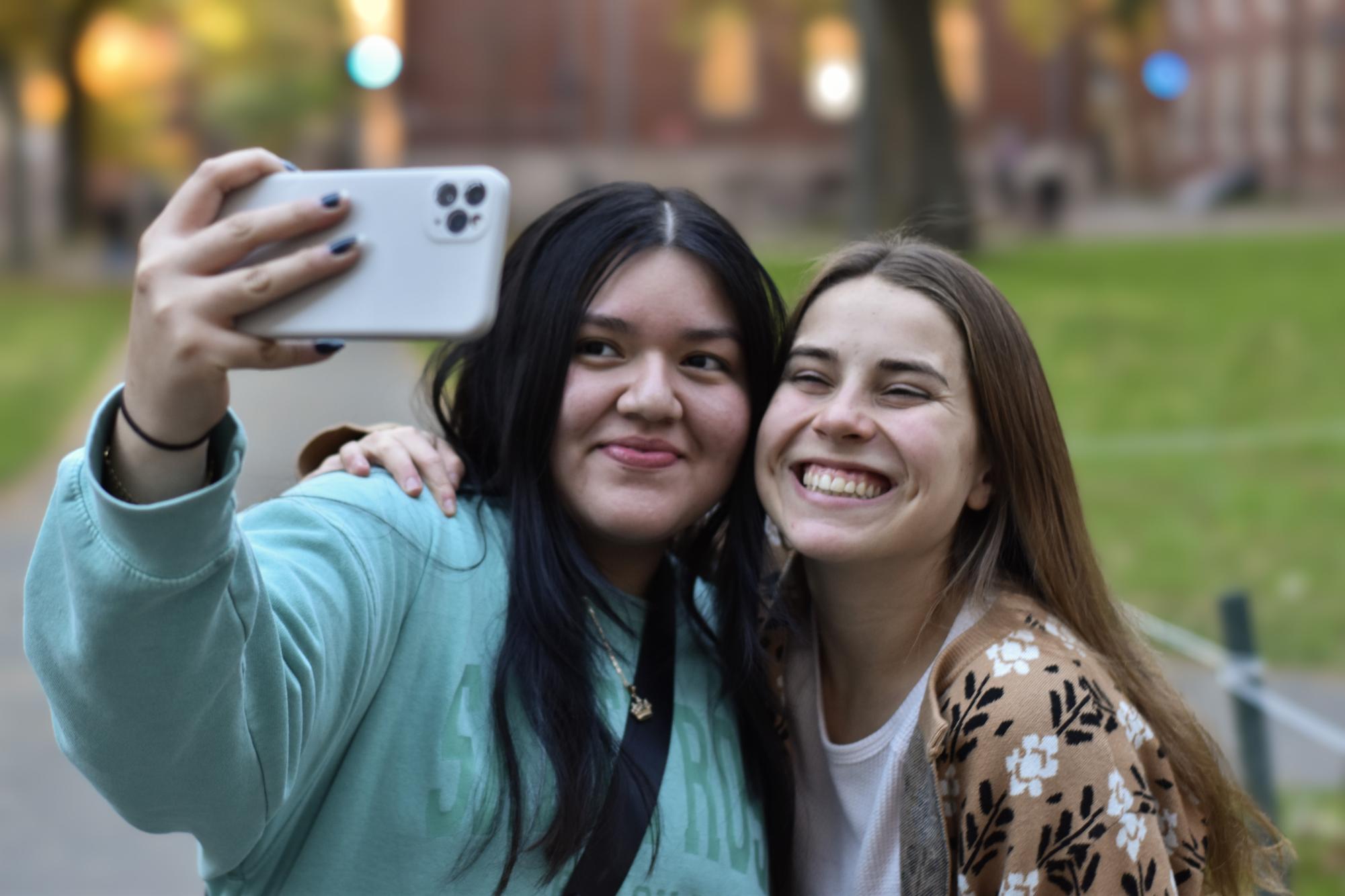 Junior Mayra Amantecatl and Senior Lucy Hiller smile for a selfie.