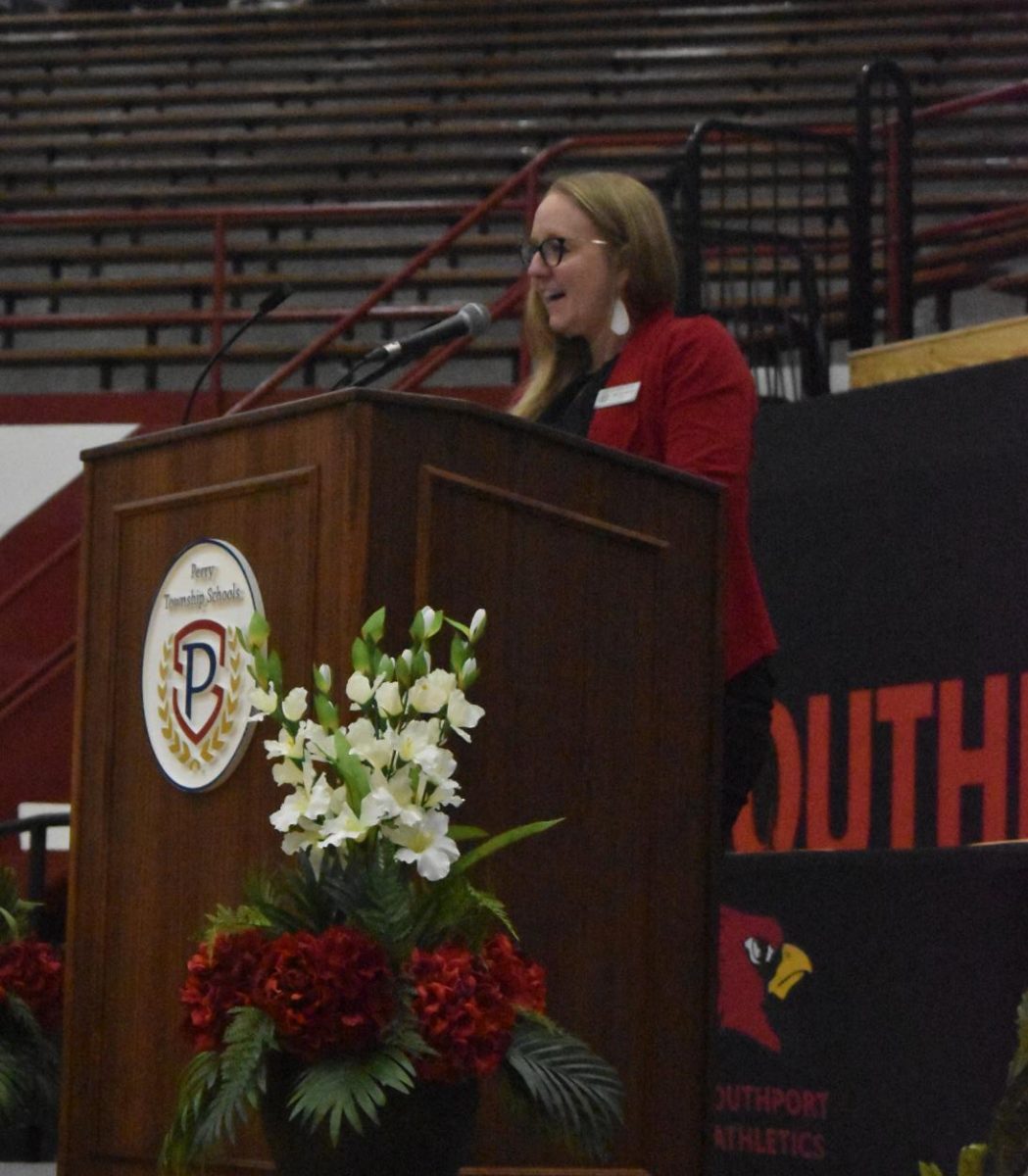 Principal Amy Boone talks into microphone at the Alumni Dinner on Monday, May 20. Boone is about to end her first year as SHS principal. 
photo by Morgan Harmon