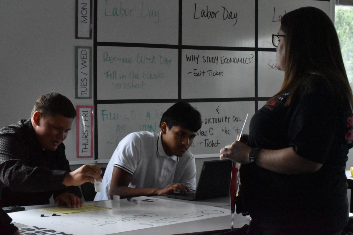 Business teacher Ashley Quinlin checks in with her students on Sept. 6. Quinlin is just one of thoe teachers who hosts freshmen iPass.